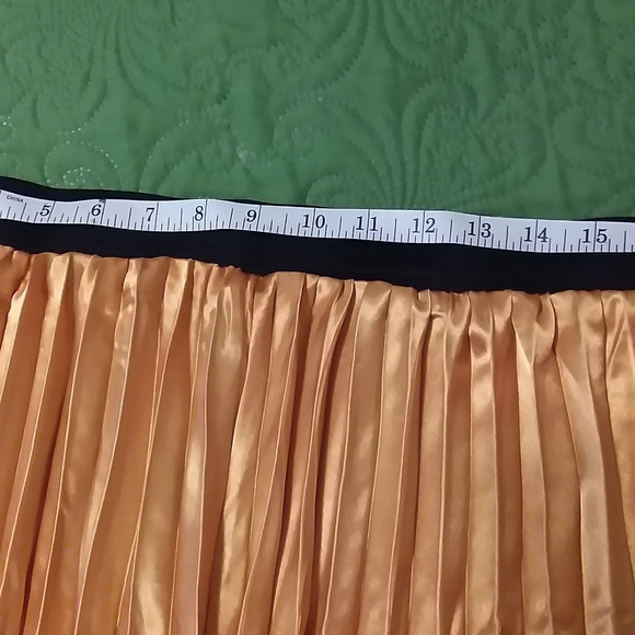 BNWT Forever 21 Yellow Satin Pleated Midi Skirt - Picture 5 of 7